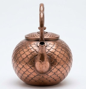 Tetera de Cobre Hecha a Mano con Patrón de Escamas y Asa de Arco Alto, Tetera Tradicional China de Metal - Product Image 3