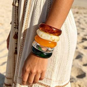 Bracelets en résine faits main de luxe avec motifs créatifs, finition brillante et look de bijoux modernes et tendance - Product Image 6