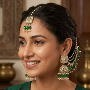 Parure de bijoux de mariée ethnique vintage plaqué or, avec boucles d'oreilles chandelier à sertissage griffe, chaîne de perles et Maang Tikka assorti, de haute qualité - Product Image 1