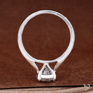 Anillo de compromiso de oro blanco de 10K con diamante de laboratorio talla pera y montura catedral en forma de lágrima - Product Image 4