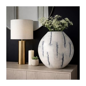 Vase de sol moderne en métal courbé, 33 pouces de diamètre, fait main, blanc avec rayures noires - Product Image 4