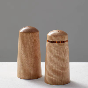 Juego de salero y pimentero de madera ecológica para uso en cocina, comedor y presentación en mesas de restaurante. - Product Image 1