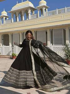 Ensemble de robe Anarkali noire brodée, 3 pièces - Product Image 5
