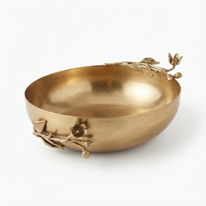 Cuenco de metal plateado martillado con acento decorativo de guirnalda floral dorada, plato premium hecho a mano para nueces y aperitivos, ideal para decoración del hogar. - Product Image 4