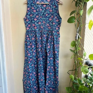 Robe maxi vintage brodée de fleurs pour femmes, imprimé à la main, sans manches, en coton indien, longue, au prix d'usine - Product Image 1