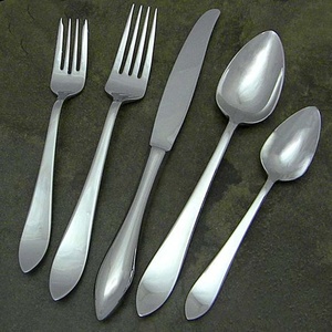 Juego de cubiertos de plata de acero inoxidable resistente al por mayor, incluye tenedores, cucharas, cuchillos para carne para restaurantes, bodas - Product Image 1