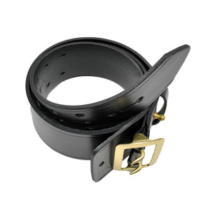 Ceinture en cuir noir avec boucle carrée et plusieurs trous pour un ajustement réglable, idéale pour les uniformes et les tenues de travail. - Product Image 1