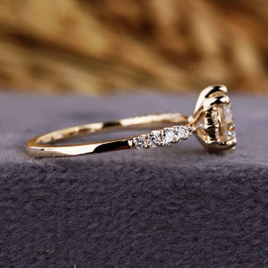 Anillo de compromiso de diamante cultivado en laboratorio de corte redondo de oro macizo de 18 quilates, aniversario de boda a la moda y regalo de promesa para mujer con certificación IGI - Product Image 3