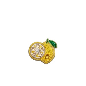 Broche de Algodón Hecho a Mano para Mujer, Ajustable, con Diseño de Rodaja de Limón, Perlas y Pedrería, Pin de Fruta de Moda para Ropa, Bolsos y Accesorios - Product Image 1