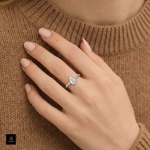 Anillo Clásico de Diamante en Forma de Pera de 2.25 Quilates con Acentos de Diamantes Cultivados en Laboratorio con Corte Marquesa y Redondo Brillante, Certificado IGI, Oro y Plata - Product Image 1