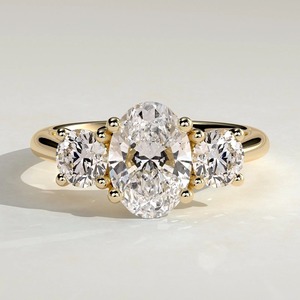Anillo de compromiso de diamantes de corte ovalado, caro, de oro amarillo de 14k, estilo clásico, diamantes cultivados en laboratorio con certificación IGI - Product Image 1