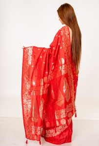 Sari indien traditionnel en brocart floral de soie rouge, longueur ras du sol, avec chemisier doré tissé Zari, pour femmes, en matériaux recyclés - Product Image 6