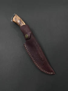 Cuchillo de Caza y Supervivencia Jexa 4034, Acero Inoxidable, Hoja Fija Parcialmente Dentada, Mango de Madera, Funda de Cuero, Garantía de 3 Años - Product Image 3