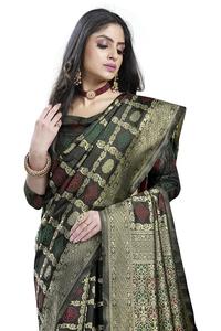 Sari Banarasi de diseño indio con bordados y pedrería, ideal para ocasiones étnicas y fiestas, disponible al mejor precio. - Product Image 2