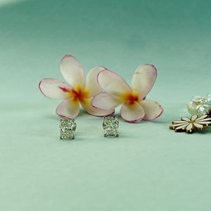 Pendientes de diamantes cultivados en laboratorio con certificación GIA de 1.50 CT, corte Radiant, color F, brillo excelente, diseño minimalista unisex en oro blanco de 18k. - Product Image 1