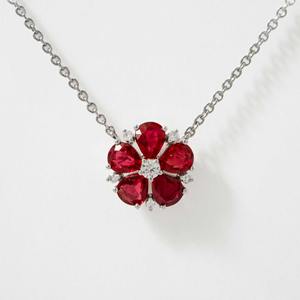 Hermoso Collar con Colgante de Flor Delicado de Oro Blanco Sólido de 14K con Rubí en Forma de Pera de 1.29ct, Diamante Cultivado en Laboratorio, Corte de Lujo, Certificado por IGI - Product Image 1