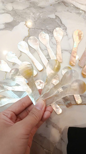 ช้อนขนมหวานและช้อนเสิร์ฟทำมือสุดหรูจากเปลือกหอยมุกธรรมชาติ ปลอดภัยสำหรับเครื่องล้างจาน ใช้ได้ทุกวัน เหมาะสำหรับเป็นของขวัญ ขนาดและดีไซน์สั่งทำได้ - Product Image 4