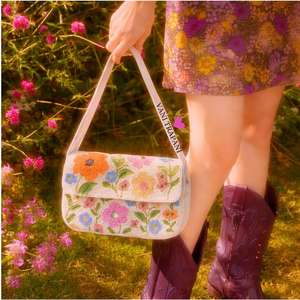 Bolso de hombro floral colorido con cuentas, bolso de mano hecho a mano con cuentas de semillas y flores, bolso de jardín primaveral estilo Cottagecore, floral en tonos pastel - Product Image 6