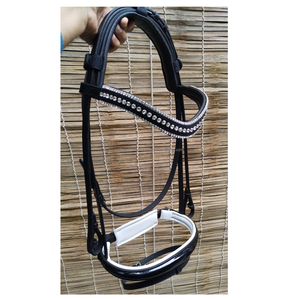 Brida de snaffle de doma de caballo de cuero plano de alta calidad con cristales de tres filas y equipo de caballo Noseband de cuero patentado - Product Image 1