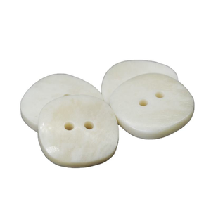 Botones Cuadrados de Hueso de Vaca Blanco Natural de Dos Ojos, Botones Irregulares Ecológicos para Ropa de Moda, Abrigos, con Logotipo Personalizable - Product Image 1