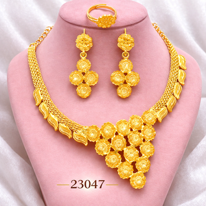 Ensemble collier et boucles d'oreilles en zircon floral plaqué or de créateur avec bague ajustable pour mariage, bijoux imitation modèle A-23047 - Product Image 1