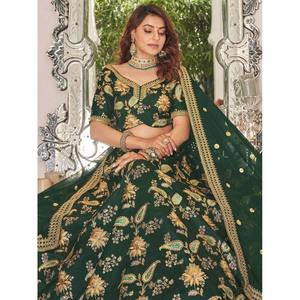 Impresionante Lehenga Choli Verde Bordado en Seda Artística para Bodas, Semi-Cosido, de Zeel Clothing - Product Image 3