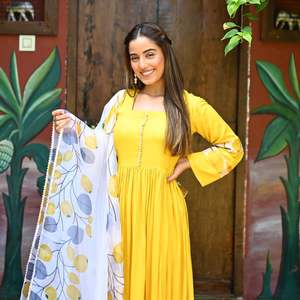 Ensemble de costume pour femme en organza de chiffon imprimé respirant jaune avec manches à motifs - Taille XS - Product Image 1
