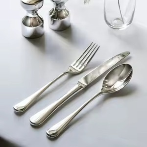 Ensemble de couverts élégants en acier inoxydable, conçu pour une vie raffinée et une décoration de cuisine moderne - Product Image 1