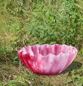 Bol à fruits en résine artisanal à bords ondulés – Finition élégante en marbre rose et blanc – Décoration de bureau et centre de table de luxe - Product Image 1
