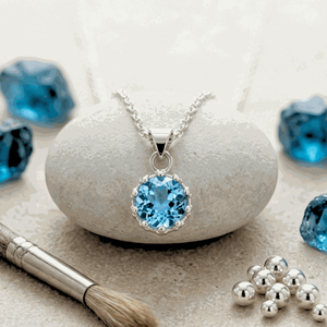 Collier pendentif en topaze bleue Jeweltech, serti clos, fait main, délicat, en argent sterling 925, chaîne Figaro, forme fleur, pierre précieuse - Product Image 6