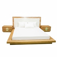 Lit plateforme minimaliste et durable, taille King, en bois massif d'acacia/pin, avec tête de lit moelleuse et tables de chevet assorties
