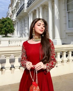 Vestido Anarkali elegante y moderno de chifón con bordado de zari y hilo, cuello barco, sin mangas, con dobladillo acampanado y largo hasta el suelo, ideal para fiestas, para mujer. - Product Image 5