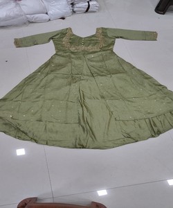 ชุดเลเฮนกาปักลายดิ้นไหมวิชิตร้าสุดหรู พร้อมผ้าคลุมไหล่ สำหรับงานเทศกาล ราคาขายส่ง เสื้อผ้าชาติพันธุ์ สีพิสตา - Product Image 6