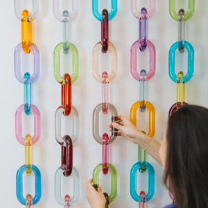 Décorations murales modernes personnalisées en chaîne acrylique, ornements suspendus faits à la main en résine pour la décoration intérieure, prêts pour le festival Diwali - Product Image 1