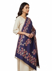 Chal de lana para mujer con estampado de hojas, bufanda larga azul marino para uso diario en invierno - Product Image 2