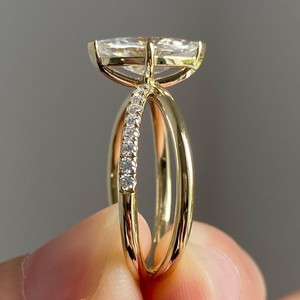 Anillo de compromiso minimalista de lujo con diamante cultivado en laboratorio de 1-2 quilates, corte marquesa, claridad VVS2, en platino con diseño de tallo dividido y pavé, anillo nupcial. - Product Image 2