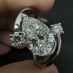 Anillo de Diamante Cultivado en Laboratorio con Corte Pera y Detalles de Diamantes Redondos |   3.40 CT Certificado por IGI Oro Blanco de 8k - Product Image 6