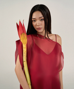 Robe décontractée droite et ample en voile d'organza de soie rouge de luxe, asymétrique à l'épaule, style minimaliste élégant, fabriquée au Vietnam (ODM/OEM) - Product Image 1