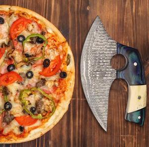 Cortador de Pizza Decorativo de Acero de Damasco para Chefs con Mango Elegante y Diseño Funcional y Funda de Cuero - Product Image 1