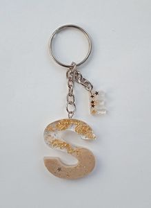 Porte-clés personnalisé en résine époxy fait main avec un pendentif lettre unique, accessoire de porte-clés élégant et personnalisé - Product Image 4