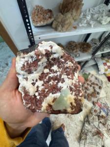 Calcedonia Blanca Natural con Heulandita Roja y Apofilita Verde |   Espécimen de Cristal Mineral Premium - Product Image 4
