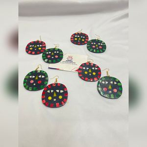 Pendientes de Hueso Natural Multicolor con Vibrantes Formas de Animales Pintadas a Mano y Motivos Tradicionales Tribales en Forma de Luna - Product Image 3