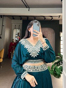 Là où la tradition du Lehenga Choli rencontre le design contemporain, cet ensemble coordonné en soie Vichitra offre un look ethnique intemporel. - Product Image 4