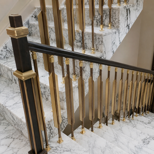 Rampe d'escalier de luxe avec accents dorés, balustres décoratifs foncés pour escalier en marbre, intérieur. - Product Image 3