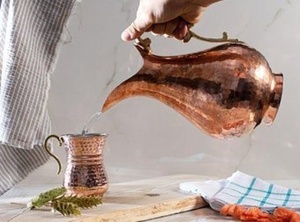 Ensemble de service en cuivre avec carafe en verre pour l'hôtellerie, pichet de service ayurvédique, export en gros, fabricant Inde - Product Image 2
