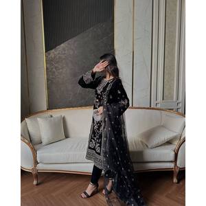 Conjunto de Traje de Fiesta XL con Bordado de Zari y Lentejuelas - Product Image 2