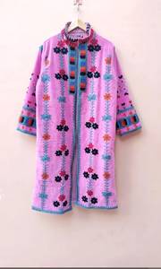 เสื้อโค้ทกำมะหยี่สีชมพูอ่อนสำหรับผู้หญิงขายส่ง ปักลายซูซานีด้วยมือ เสื้อคลุมฤดูหนาวสไตล์วินเทจ แจ็คเก็ตโบฮีเมียนลายดอกไม้ซูซานี - Product Image 3
