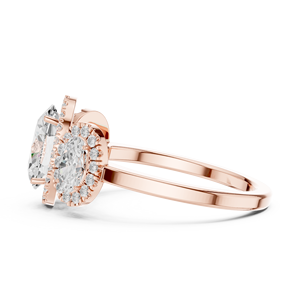 Anillo de Compromiso de Lujo con Tres Diamantes de Corte Ovalado y Halo de Piedras Laterales en Oro Rosa, Fabricante de Joyería Fina Personalizada - Product Image 5