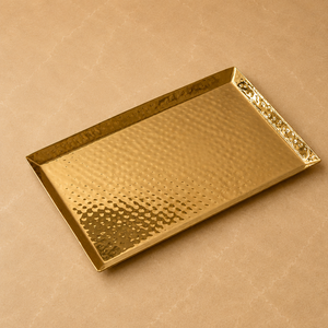 Plateau de service martelé en acier inoxydable de luxe, finition or premium, plateau décoratif pour une présentation élégante lors des repas - Product Image 1