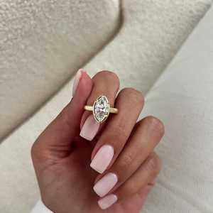 Bague de fiançailles Art Déco sertie de diamants de laboratoire de 2 carats, taille marquise, monture à griffes, or jaune massif, certifiée IGI - Product Image 4